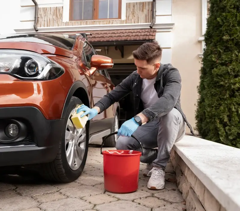 Lavage auto à domicile Saint-Trivier-sur-Moignans : professionnel intervenant sur un véhicule